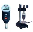 邵氏D一體化數(shù)顯式硬度測(cè)量?jī)x器，該硬度計(jì)集測(cè)量裝置和數(shù)據(jù)處理于一體，具有結(jié)構(gòu)緊湊、測(cè)值準(zhǔn)確、攜帶方便、造型美觀(guān)、重量輕和易于操作等優(yōu)點(diǎn)。它主要用來(lái)測(cè)定硬塑料和硬橡膠的硬度，特別適合于現(xiàn)場(chǎng)對(duì)橡膠和塑料成品的硬度測(cè)量。 