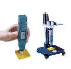 橡膠A型硬度計(jì)能快速準(zhǔn)確地進(jìn)行塑料、軟橡膠、合成橡膠、打印膠輥的測(cè)量。在化工及橡膠業(yè)有著廣泛的應(yīng)用。主要特點(diǎn)：
造型美觀(guān)，攜帶方便，能與計(jì)算機(jī)通訊。測(cè)量范圍：0～100HA；
測(cè)量誤差：在20～90HA內(nèi)，HA≤±1度
