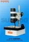  SVM-208視頻數(shù)碼顯微鏡是針對現(xiàn)代制造業(yè)的需要，為產(chǎn)品質(zhì)量檢測而研發(fā)。運(yùn)用消雜光大景深技術(shù)，并采用優(yōu)質(zhì)CCD，能高清晰度成像。有上下兩種光源，可在各種作業(yè)環(huán)境下工作。解析度：0.5 Micron,精度：2微米(80x)5微米(50x)10 微米(15x),連續(xù)變倍：10x-45x/20x-80x
 
 
 
