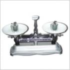 JP-A-5架盤天平,本架盤天平專供藥房使用，亦適用于化學(xué)和礦產(chǎn)工業(yè)及實(shí)驗(yàn)室一般稱量之用。最大稱量:500g.分度值:0.5g.箱/臺(tái):ф6mm.包裝尺寸:480*300*410mm.毛重:14