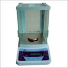 JA-2003 電子精密天平,新一代電磁式稱量傳感器，使產(chǎn)品的精度有了可靠保障。具有全自動(dòng)故障檢測(cè)，自動(dòng)校準(zhǔn)，超載保護(hù)等多種應(yīng)用程序。電源變壓器外置，減少溫度對(duì)天平稱量的影響.內(nèi)置RS232C接口，可直接連接計(jì)算機(jī)，打印機(jī)等。稱量范圍:0-200g.可讀性:1mg.稱盤尺寸:ф80mm
