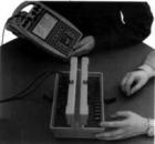 E4171 電纜故障模擬儀  用來(lái)訓(xùn)練使用者發(fā)現(xiàn)故障的技能。儀器可模擬最常見的網(wǎng)絡(luò)通路故障，如：短路，開路，接地和電池故障等。儀器可以用來(lái)連接萬(wàn)用表，電阻電橋，時(shí)域反射計(jì)和雙標(biāo)識(shí)計(jì)等。