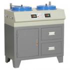 PG-2D型金相試樣拋光機(jī)是在PG-2C金相試樣拋光機(jī)的基礎(chǔ)上作進(jìn)一步的設(shè)計(jì)改進(jìn),由原立式結(jié)構(gòu)設(shè)計(jì)成柜式結(jié)構(gòu)，二個(gè)拋光盤(pán)的轉(zhuǎn)速也由原一種轉(zhuǎn)速分別設(shè)計(jì)成700轉(zhuǎn)/分和900轉(zhuǎn)/分二個(gè)不同轉(zhuǎn)速.拋盤(pán)直徑：220mm
