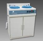 P-2G金相試樣拋光機(jī)是在P-2T金相試樣拋光機(jī)的基礎(chǔ)上作進(jìn)一步的設(shè)計(jì)改進(jìn),由原立式結(jié)構(gòu)設(shè)計(jì)成柜式結(jié)構(gòu). 拋盤直徑:200mm.轉(zhuǎn)速:1400r/min或900r/min(定制).電壓:380V,50Hz或220V,50Hz(定制),外形尺寸:900x560x1010mm