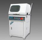 LSQ-100立式試樣切割機(jī)用于切割各種金屬、非金屬材料的樣,以便觀察材料金相、巖相組織。主軸轉(zhuǎn)速：2800轉(zhuǎn)/分鐘．砂輪片規(guī)格：350×2×32mm．最大切割直徑：100mm 
