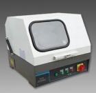 SQ-80 手動(dòng)試樣切割機(jī)用于切割各種金屬、非金屬材料的試樣，以便觀察材料金相、巖相組織。主軸轉(zhuǎn)速：2800轉(zhuǎn)/分鐘．砂輪片規(guī)格：250×2×32mm．最大切割直徑：80mm 
