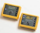 Fluke 1623 GEO 接地電阻測(cè)試儀 單鍵測(cè)量 3極和4極法接地電阻測(cè)量 2極法測(cè)量交流電阻  選擇法測(cè)試，無需斷開接地連接（1支電流鉗） 無輔助極法，快速測(cè)試接地環(huán)路（2支電流鉗） 128 Hz的測(cè)量頻率 