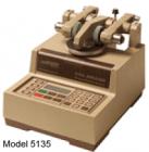 Taber 5135 & 5155 研磨儀是一種行業(yè)標(biāo)準(zhǔn)，用于陶瓷、塑料、紡織、金屬、皮革、橡膠和著色、著漆、電鍍表面等的磨損和耐用性測試。采用Taber 研磨儀進(jìn)行加速磨損測試,平臺旋轉(zhuǎn)速度60或72 圈每分鐘