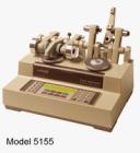 Taber 5135 & 5155 研磨儀是一種行業(yè)標(biāo)準(zhǔn)，用于陶瓷、塑料、紡織、金屬、皮革、橡膠和著色、著漆、電鍍表面等的磨損和耐用性測試。采用Taber 研磨儀進(jìn)行加速磨損測試,平臺旋轉(zhuǎn)速度60或72 圈每分鐘