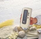 使用白度指數(shù)(CIE或亨特爾)指示食品和原材料的白度。測(cè)量口徑為8mm。測(cè)量、數(shù)據(jù)處理、顯示的三個(gè)部位一體化設(shè)計(jì)。小型輕便的手提式設(shè)計(jì)。可以測(cè)量粉體或粘稠狀物體。

