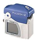 只需將手指插入指架，監(jiān)測(cè)器便自動(dòng)開(kāi)啟，可立即開(kāi)始測(cè)量。 

大屏幕顯示，清晰明了

大屏幕LCD確保文字與測(cè)量值顯示清晰明了。此外，在黑暗環(huán)境中會(huì)自動(dòng)點(diǎn)亮背光。 

高度便攜性

PULSOX-2外形小巧，僅重70g，攜帶非常方便；此外，頸帶設(shè)計(jì)更添靈活性和易用性。 

堅(jiān)固耐用

此儀器的設(shè)計(jì)堅(jiān)固耐用，可承受碰撞和擊打。因此非常適合家庭使用。 

性能可靠，深受好評(píng)

PULSOX-2繼承了PULSOX系列深受好評(píng)的設(shè)計(jì)和性能，這兩方面在該系列多年來(lái)累積的經(jīng)驗(yàn)中日趨完善。 

電池壽命長(zhǎng)

采用高效節(jié)能設(shè)計(jì)，兩節(jié)AAA電池即可支持連續(xù)使用80小時(shí)。

