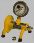 Elcometer1970 PFCV--便攜式工地校準(zhǔn)檢定裝置是用來確認(rèn)所使用的附著力測量儀校準(zhǔn)的一種理想工具，可用于Elcometer PATTM、Elcometer 106、Elcometer 108等型號的附著力測量儀。將合適的拉棒與校準(zhǔn)證裝置相連，拉動附著力測量儀，比較測量儀與校準(zhǔn)證裝置上的讀數(shù)。


