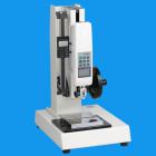 說明： 
ASC型手動立式側(cè)搖測試臺專為HF系列和NK系列推拉力計配備，可組合成不同用途的試驗機臺，適用各種插拔力、按壓力、破壞試驗等測試。在顯示力值的同時，還可以加裝數(shù)顯標尺，顯示其位移量，對不同工件進行相同位移量下的對比測試。
