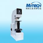 主要特點(diǎn)：

●     構(gòu)造堅(jiān)固、剛性好、精確、可靠、耐用，測(cè)試效率高；
●     電子式換向開關(guān)；
●     高精度讀數(shù)顯微鏡測(cè)量系統(tǒng)；
●     廣泛適用于生產(chǎn)現(xiàn)場(chǎng)中的品質(zhì)監(jiān)控，工作環(huán)境適應(yīng)性強(qiáng)；
●     精度符合GB/T231.2、ISO 6506-2和美國ASTM E10。
