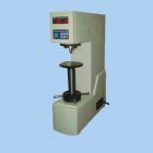 儀器簡(jiǎn)介：
硬度是材料機(jī)械性能的重要指標(biāo)之一，而硬度試驗(yàn)則是判斷金屬材料或產(chǎn)品零件質(zhì)量的重要手段。所謂硬度，就是指材料在一定條件下，抵抗另一本身不發(fā)生殘余變形物體壓力的能力。抵抗的能力越大，硬度越高，反之則硬度低。
布氏硬度試驗(yàn)主要用于鑄鐵、鋼材、有色金屬等材料的硬度測(cè)定，此外還可以用于硬質(zhì)
的塑料、電木等某些非金屬材料硬度的測(cè)定。適用于工廠、車間、試驗(yàn)室、大專院校和科研機(jī)構(gòu)。
