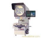 特點

±    采用投影筒升降調(diào)焦，荷重可達50千克，適宜重型工件?？蛇xZ系列正像型，影像與工件同向，正立直觀。
±    光學(xué)系統(tǒng)質(zhì)量優(yōu)良，物鏡成像清晰，放大倍率準(zhǔn)確，在透射光照明下，輪廓測量誤差小于0.08%。
±    投影屏旋轉(zhuǎn)機構(gòu)裝有角位移光電傳感器，顯示分辨率達1′或0.01°可作任意角度的快速測量，誤差在5′之內(nèi)。
±    數(shù)字顯示系統(tǒng)具有多種顯示功能，可進行公/英制轉(zhuǎn)換；相對/絕對坐標(biāo)轉(zhuǎn)換；角度的60進制與100進制轉(zhuǎn)換以及坐標(biāo)值的二等分。

