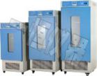 1、 采用鏡面不銹鋼內(nèi)膽，四角半圓弧設(shè)計(jì)，易清潔，箱內(nèi)擱板間距可調(diào)。

2、 微電腦溫度控制器，控溫精確可靠。

3、 循環(huán)風(fēng)扇速度自動(dòng)控制，避免了試驗(yàn)過(guò)程中由于速度過(guò)快而導(dǎo)致樣品的揮發(fā)。  

4、 設(shè)有獨(dú)立限溫報(bào)警系統(tǒng)，超過(guò)限制溫度即自動(dòng)中斷，保證實(shí)驗(yàn)安全運(yùn)行，不發(fā)生意外。（選配）

5、 具有打印機(jī)或RS485接口，可連接打印機(jī)和計(jì)算機(jī)，能記錄溫度參數(shù)的變化狀況。（選配）

6、國(guó)際品牌壓縮機(jī)，采用環(huán)保制冷劑（R134a），高效率、低耗能、促進(jìn)節(jié)能。（型號(hào)中帶“F”具備此功能）
