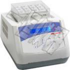 產(chǎn)品特點(diǎn)：

●即時溫度顯示、時間遞減顯示。

●自動故障檢測及報(bào)警功能，蜂鳴器報(bào)警提示功能。

●便捷的模塊更換，便于清潔與消毒。

●內(nèi)置超溫保護(hù)裝置，具有中斷暫停功能。

●透明機(jī)蓋防止實(shí)驗(yàn)誤差。

