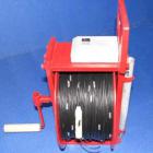 便攜式水位計是根據(jù)水利、礦山系統(tǒng)的實際需要研制開發(fā)的一種自動排線水位測量裝置。該儀器提高了測量精度，具有更高的靈活性和方便性。儀器適用于地質(zhì)、礦山、水文等部門的水文觀測孔、地質(zhì)鉆孔、水井、水庫大壩及江河等地下水的直接測量，也可作為大量程電子尺用于土地丈量、觀測線布置等進行距離測量的場合。